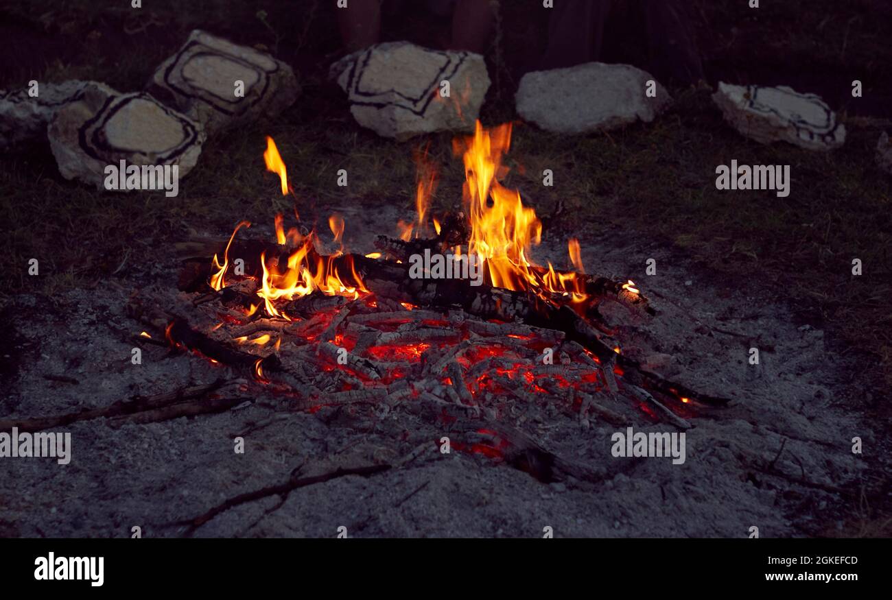 Feuer und Hitze eines natürlichen Feuers in der Nacht im Freien Stockfoto