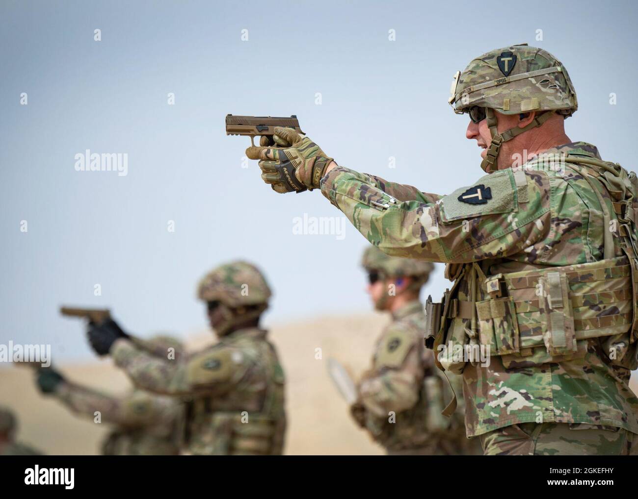 Der spartanische Kommandant der Task Force, Maj. General Patrick Hamilton, schießt am 30. März 2021 mit den Soldaten der Unterstützungseinheit des Hauptquartiers, der 36. Infanterie-Division, auf dem kleinen Waffenlager im Lager Buehring in Kuwait. Die Soldaten nutzten die Reichweite, um sich für das neue Handgewehr der Armee, die Sig Sauer M-17, qualifiziert zu machen. Die neue Waffe ist der Ersatz für die M-9 Beretta, die seit fast 30 Jahren die US-Militärhandwaffe war. Stockfoto