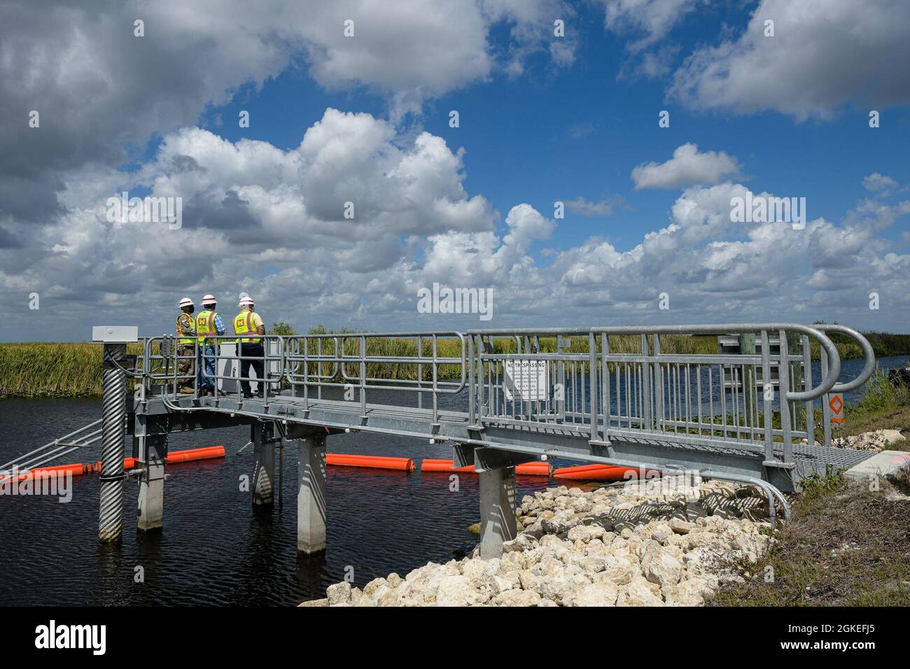 U.S. Army Corps of Engineers Jacksonville Districts, Commander, Col. Andrew Kelly besucht das Miami Restoration Resident Office, den Bauingenieur, Christopher Rego und den ortsansässigen Ingenieur Nestor A. Rivera. Sie diskutieren die Anfänge der programmatischen Ausführung des Central Everglades Planning Project Contract 1. Das Central Everglades Planning Project wird Projekte auf dem Land identifizieren und planen, das bereits in öffentlichem Besitz ist, um mehr Wasser nach Süden zu den zentralen Everglades, Everglades National Park und Florida Bay zu ermöglichen. Stockfoto