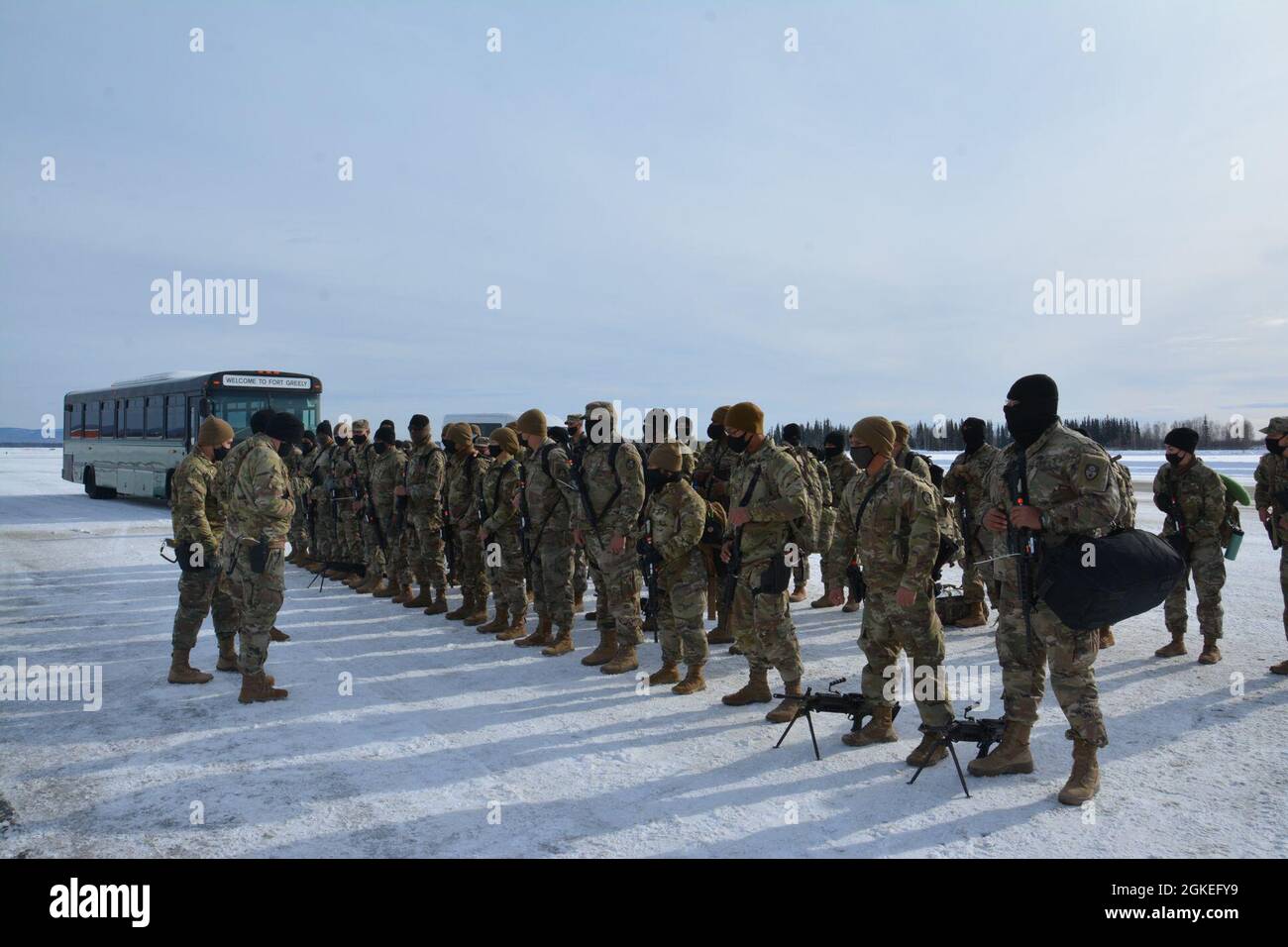 Im März 30 treffen Soldaten der 330. Militärpolizei der California Army National Guard am internationalen Flughafen von Fairbanks in Alaska ein. Diese Soldaten werden sich in die militärische, bodengestützte Interceptor Security Company, das 49. Raketenabwehrbataillon, Alaska National Guard, in Fort Greely integrieren, um den expandierenden Raketenabwehrkomplex zu bewachen und zu verteidigen. Stockfoto