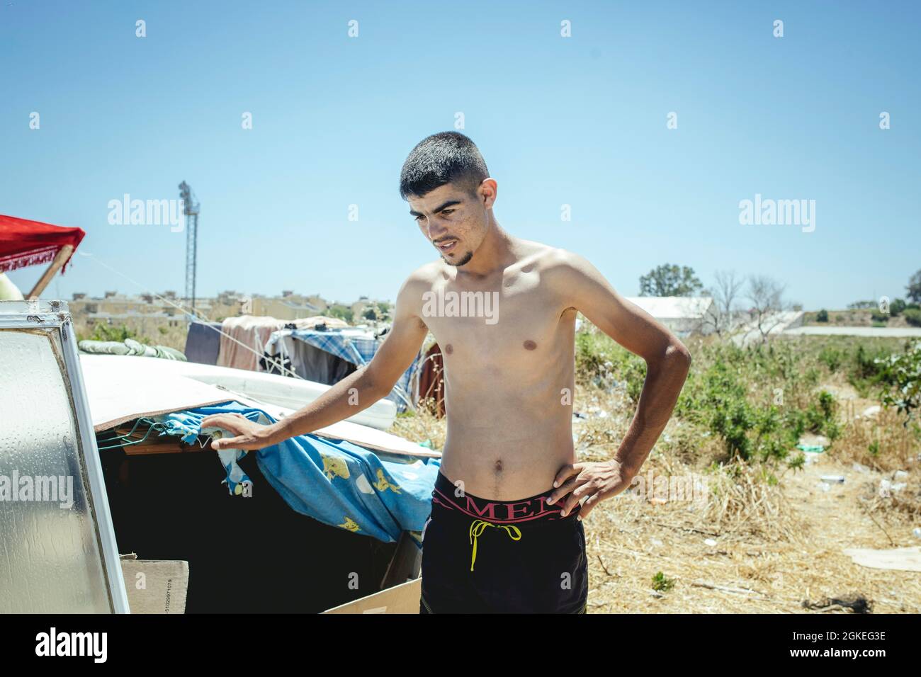 Ibrahim, 17 Jahre alt, in seiner Unterkunft auf einem Hügel, Los Rosales, Ceuta, Spanien Stockfoto