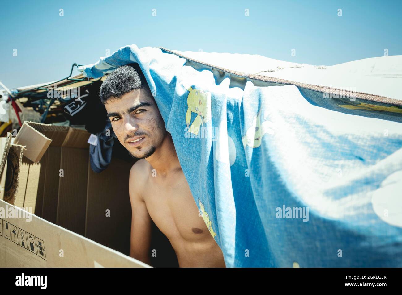 Ibrahim, 17 Jahre alt, in seiner Unterkunft auf einem Hügel, Los Rosales, Ceuta, Spanien Stockfoto
