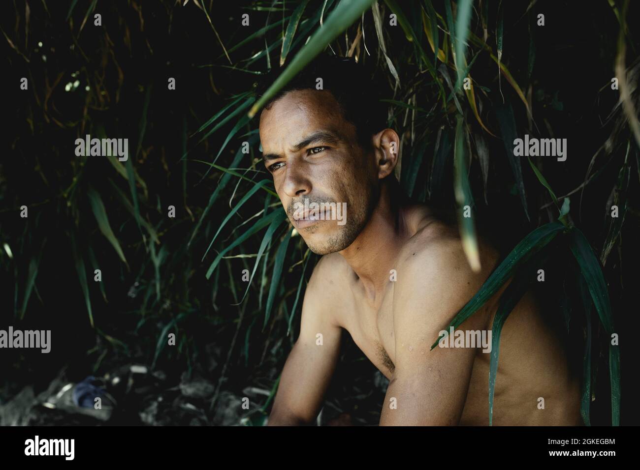 Kamal Zagui, 26 Jahre alt, überquerte die Grenze durch Schwimmen, seitdem hat er im CETI (Centro de Estancia temporal de Stockfoto