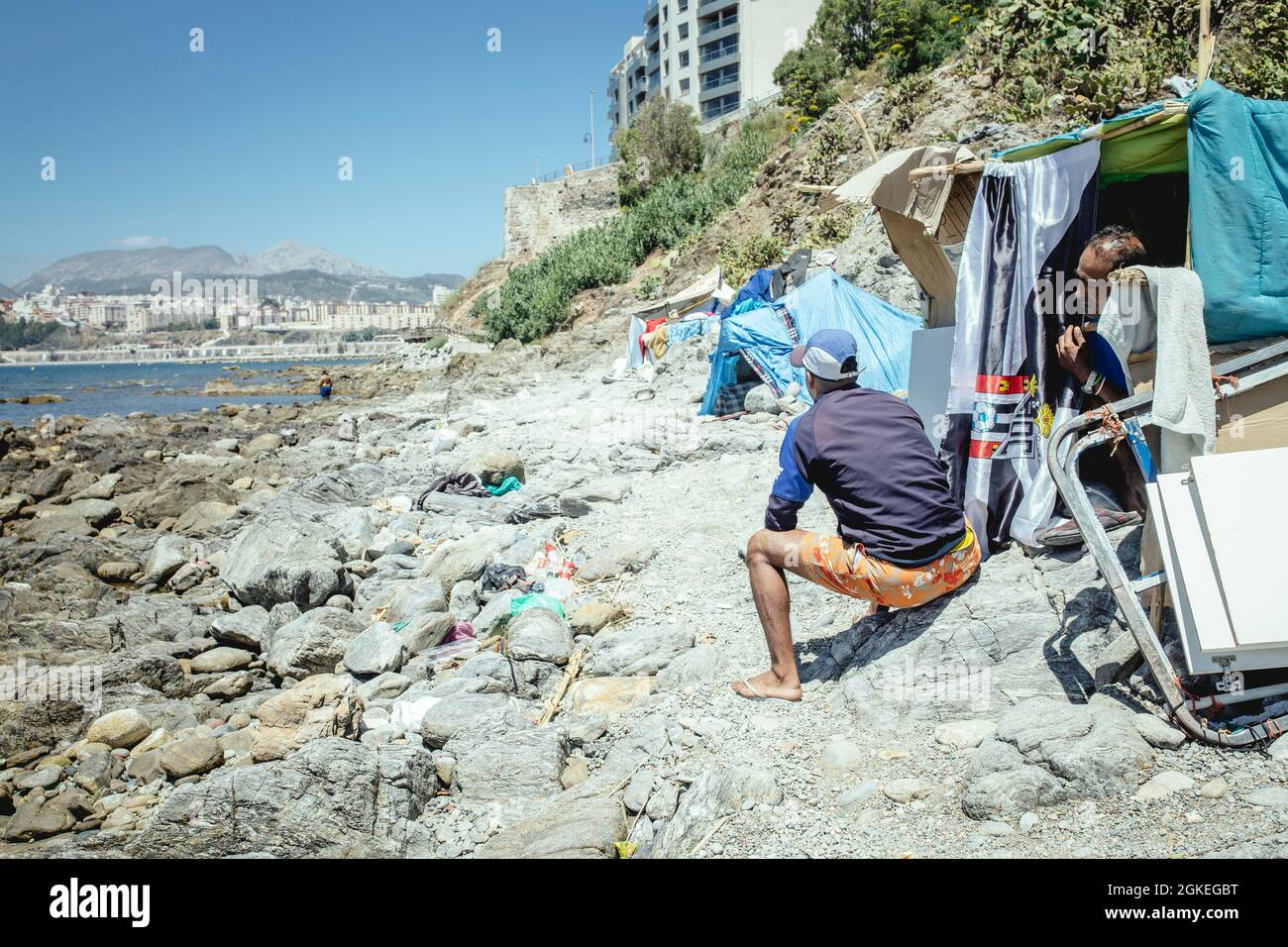 Zelte und selbstgebaute Hütten auf der Klippe, Küstenabschnitt El Sarchal, haben mehr als 200 Migranten vorübergehend Camp auf der Klippe, Küste Stockfoto