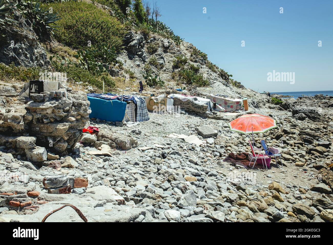 Zelte und selbstgebaute Hütten auf der Klippe am Küstenabschnitt El Sarchal haben mehr als 200 Migranten vorübergehend ihr Lager auf der Klippe aufgeschlagen Stockfoto