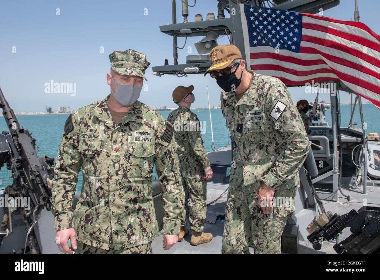 210331-N-DS741-1053 MARINESTÜTZUNGSAKTIVITÄT BAHRAIN (31. März 2021) – Hinteres ADM. Curt Renshaw, stellvertretender Kommandeur, Central Command der US Naval Forces und U.S. 5th Fleet, rechts, diskutiert mit LT. Cmdr die Fähigkeiten des Mark VI-Patrouillenbootes. Christian Seymour, Kommandant der Maritime Expeditionary Security Squadron Two Alpha Company und Kommandant, Task Unit 56.7.5, während eines Führungseinanders an Bord eines Mark VI Patrouillenbootes bei Naval Support Activity Bahrain, März 31. Commander, Task Force 56, ist für die Planung und Durchführung von Expeditions-Missionen im US-Gebiet der 5. Flotte verantwortlich Stockfoto