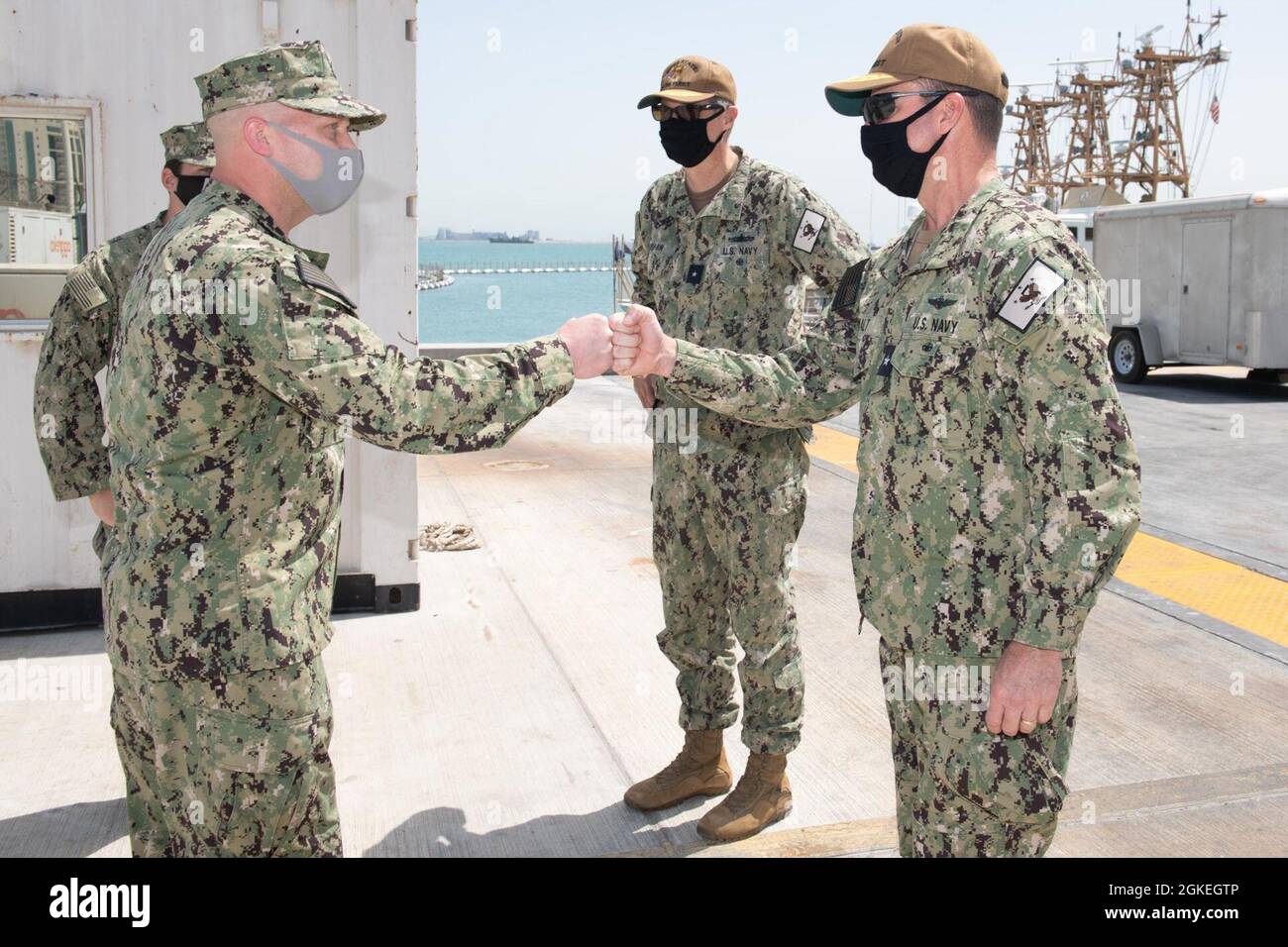 210331-N-DS741-1015 MARINESTÜTZUNGSAKTIVITÄT BAHRAIN (31. März 2021) – Hinteres ADM. Rod DeWalt, rechts, Vizekommandant, Central Command der US Naval Forces (NAVCENT) und der 5. US-Flotte sowie der hintere ADM. Curt Renshaw, stellvertretender Kommandeur, NAVCENT, und die 5. US-Flotte, Mitte, werden LT. Cmdr. Christian Seymour, Kommandant der Maritime Expeditionary Security Squadron Two Alpha Company und Kommandant, Task Unit 56.7.5, während eines Führungseinanders an Bord der Naval Support Activity Bahrain, März 31. Commander, Task Force 56 ist für die Planung und Durchführung von Expeditions-Missionen in den USA verantwortlich Stockfoto