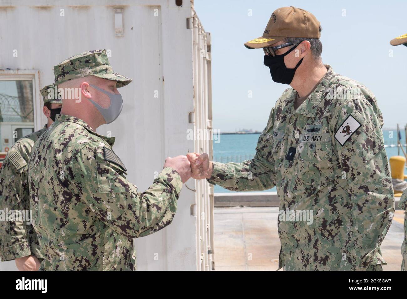 210331-N-DS741-1012 MARINESTÜTZUNGSAKTIVITÄT BAHRAIN (31. März 2021) – Hinteres ADM. Curt Renshaw, stellvertretender Kommandeur, Central Command der US Naval Forces und U.S. 5th Fleet, rechts, wird von LT. Cmdr begrüßt. Christian Seymour, Kommandant der Maritime Expeditionary Security Squadron Two Alpha Company und Kommandant, Task Unit 56.7.5, während eines Führungseinanders an Bord der Naval Support Activity Bahrain, März 31. Commander, Task Force 56, ist für die Planung und Ausführung von Expeditions-Missionen im Einsatzgebiet der 5. US-Flotte verantwortlich. Stockfoto