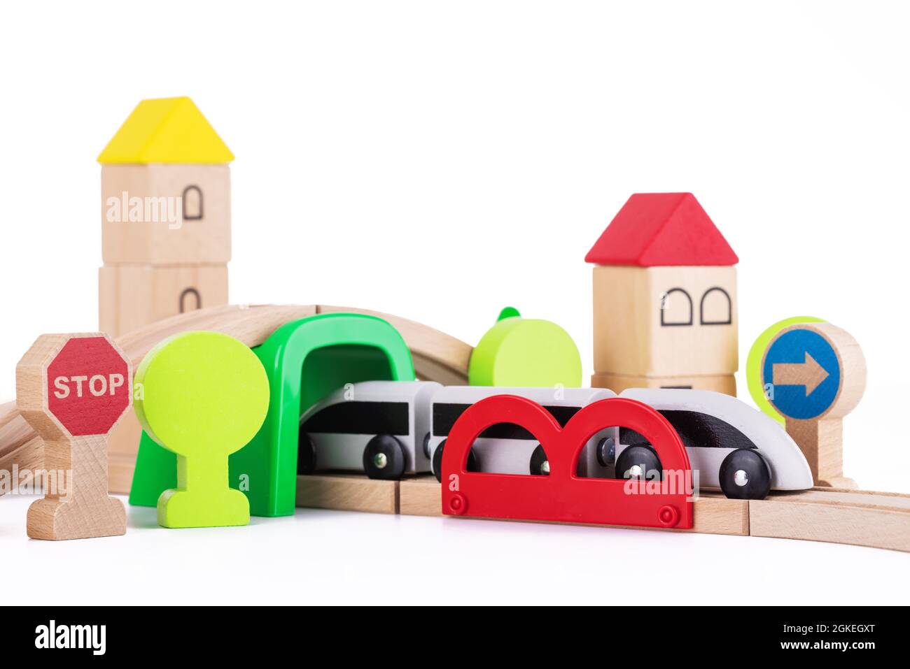Hölzerne Zug- und Eisenbahnstraße pädagogisches Spielzeug für Kinder auf weißem Hintergrund Stockfoto