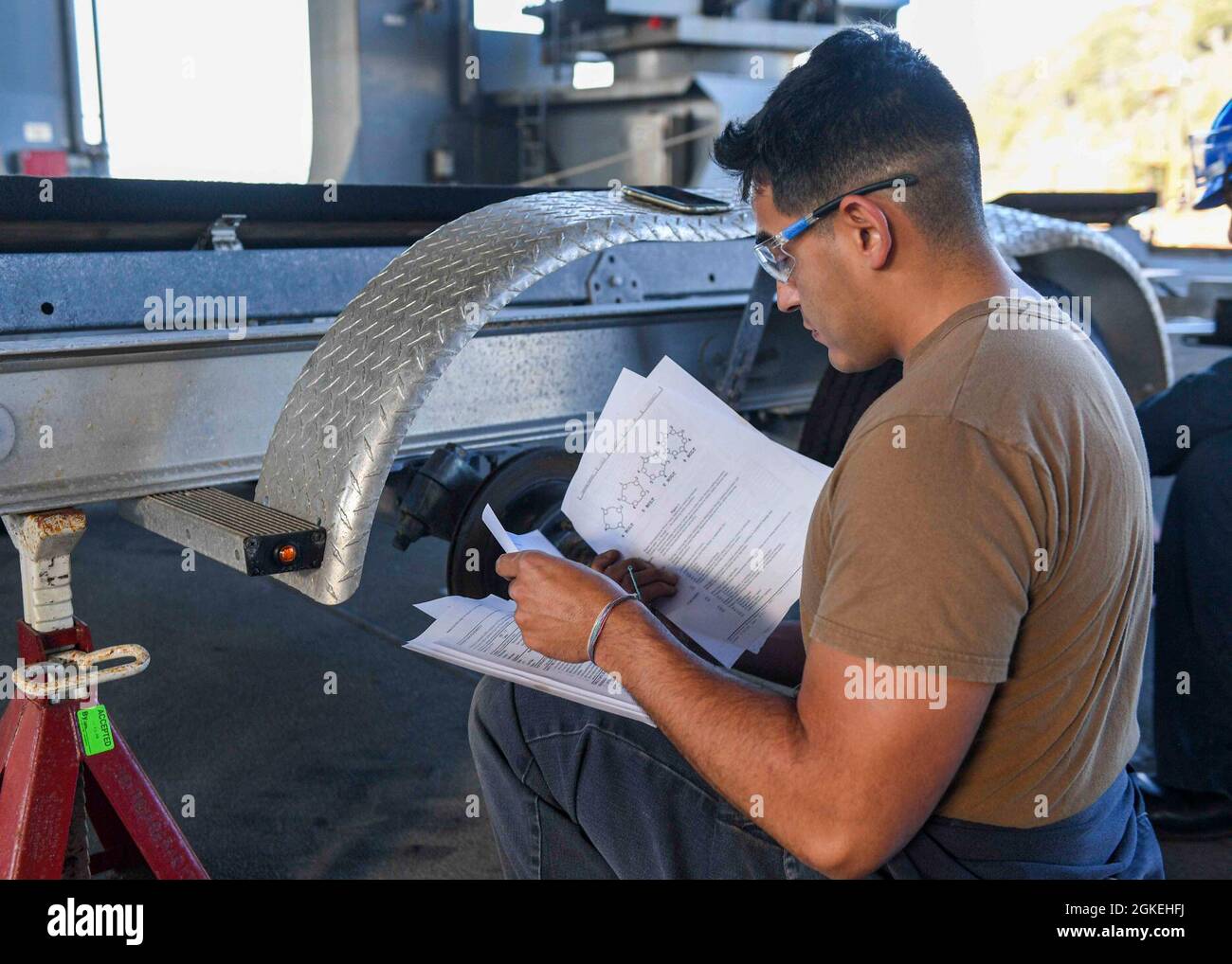 RIJEKA, Kroatien (März 31, 2021) Engineman 2. Klasse Michael Sanchez überreicht eine Wartungskarte (MRC), bevor er mit einer regelmäßig geplanten Wartung des Rigid Rumpfaufblasboots (RHIB) an Bord der Expeditionary Sea Base USS Hershel „Woody“ Williams (ESB 4) in Rijeka, Kroatien, am 31. März 2021 beginnt. Hershel „Woody“ Williams ist in der sechsten US-Flotte tätig, um Interoperabilitätsschulungen durchzuführen und strategische Partnerschaften mit ihren afrikanischen Partnern aufzubauen. Stockfoto