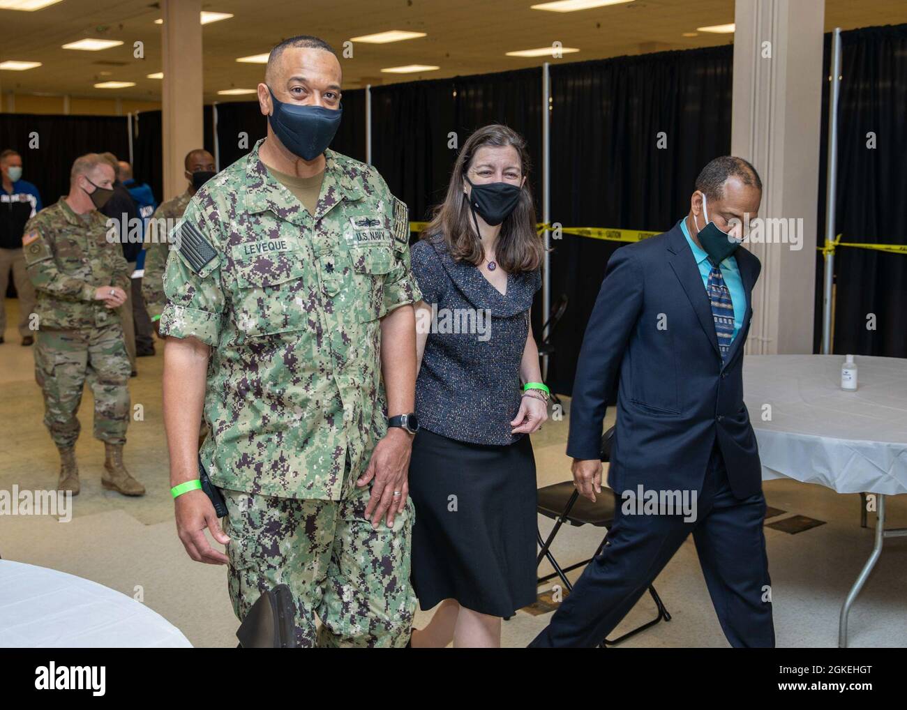 US Navy Cmdr. Greg Leveque, der Beamte, der für das staatlich geführte, staatlich unterstützte COVID-19 Community Vaccination Center in Norfolk, Virginia, und die US-amerikanische Rep. Elaine Luria (D-VA.) verantwortlich ist, besichtigen die Website vor einer Pressekonferenz, die ihre große Eröffnung am 31. März 2021 ankündigte. Luria und Leveque dienten 2006 gemeinsam an Bord der USS Enterprise. Das U.S. Northern Command setzt sich über die U.S. Army North weiterhin dafür ein, die Federal Emergency Management Agency im Rahmen der gesamtstaatlichen Reaktion auf COVID 19 weiterhin flexibel und flexibel zu unterstützen. Stockfoto
