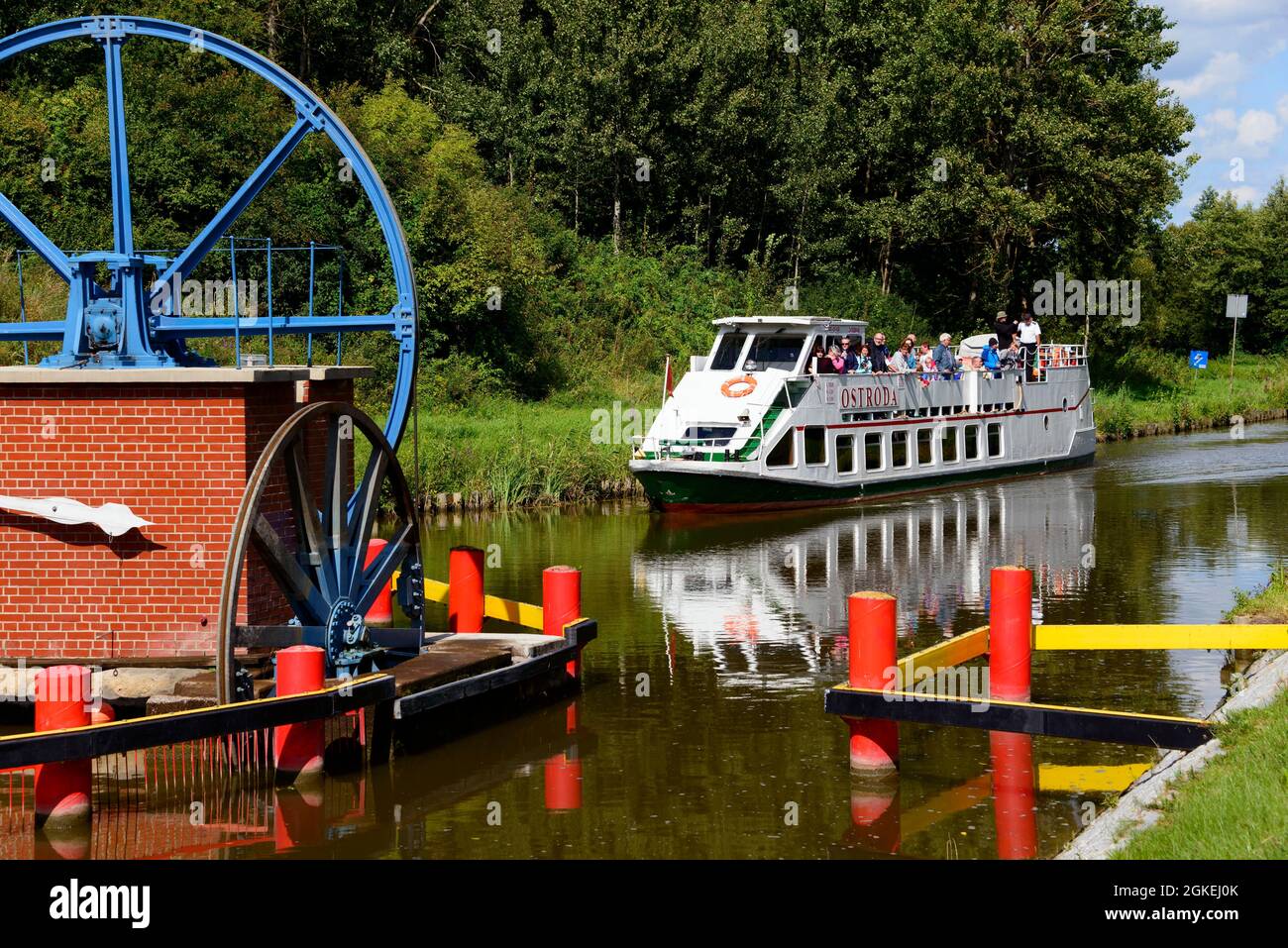 Schiff Ostroda, Schönfeld, Olesnica, Oberlandkanal, Warmia-Masuren, Oberlandkanal, Elbling-Osterode-Kanal, Elblag-Ostroda-Kanal Stockfoto