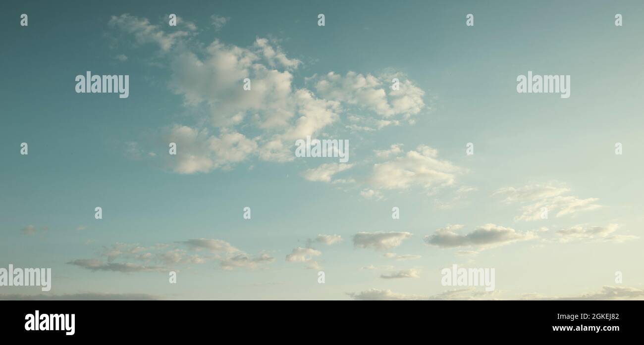 Schönen blauen Himmel mit weißen flauschigen Wolken Stockfoto