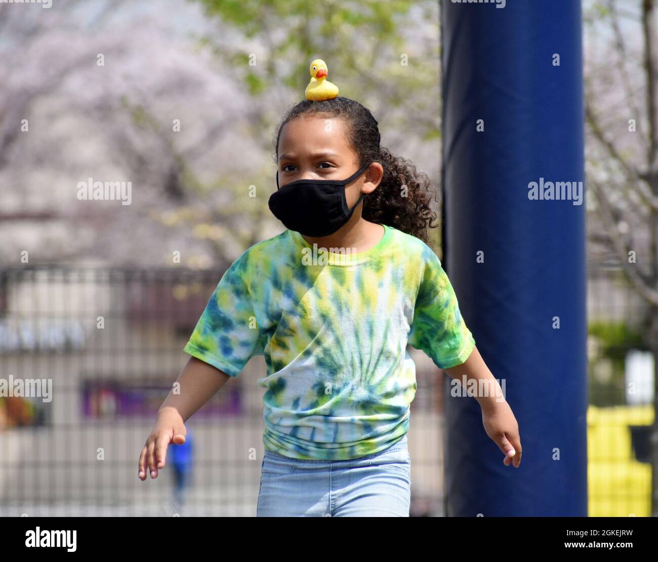 Analisa Myrtil, eine First-Grader, nimmt am 1. April 2021 an den Olympischen Spielen im School Age Center im Sagamihara Family Housing Area in Japan Teil, indem sie beim Gehen eine Gummiente auf dem Kopf balanciert. Stockfoto