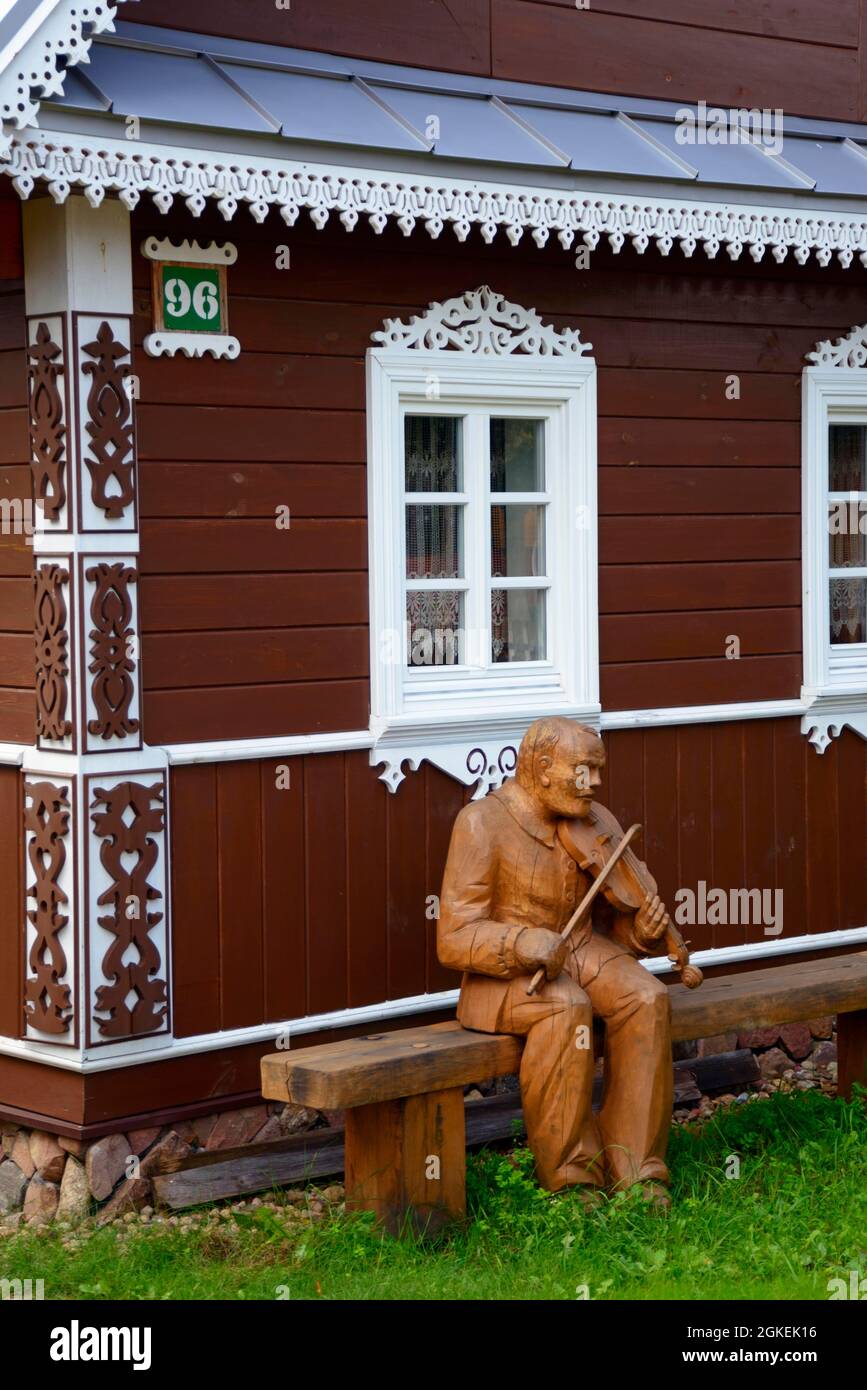 Holzmusiker vor dem Haus, Bialowieza, Podlaskie, Polen Stockfoto