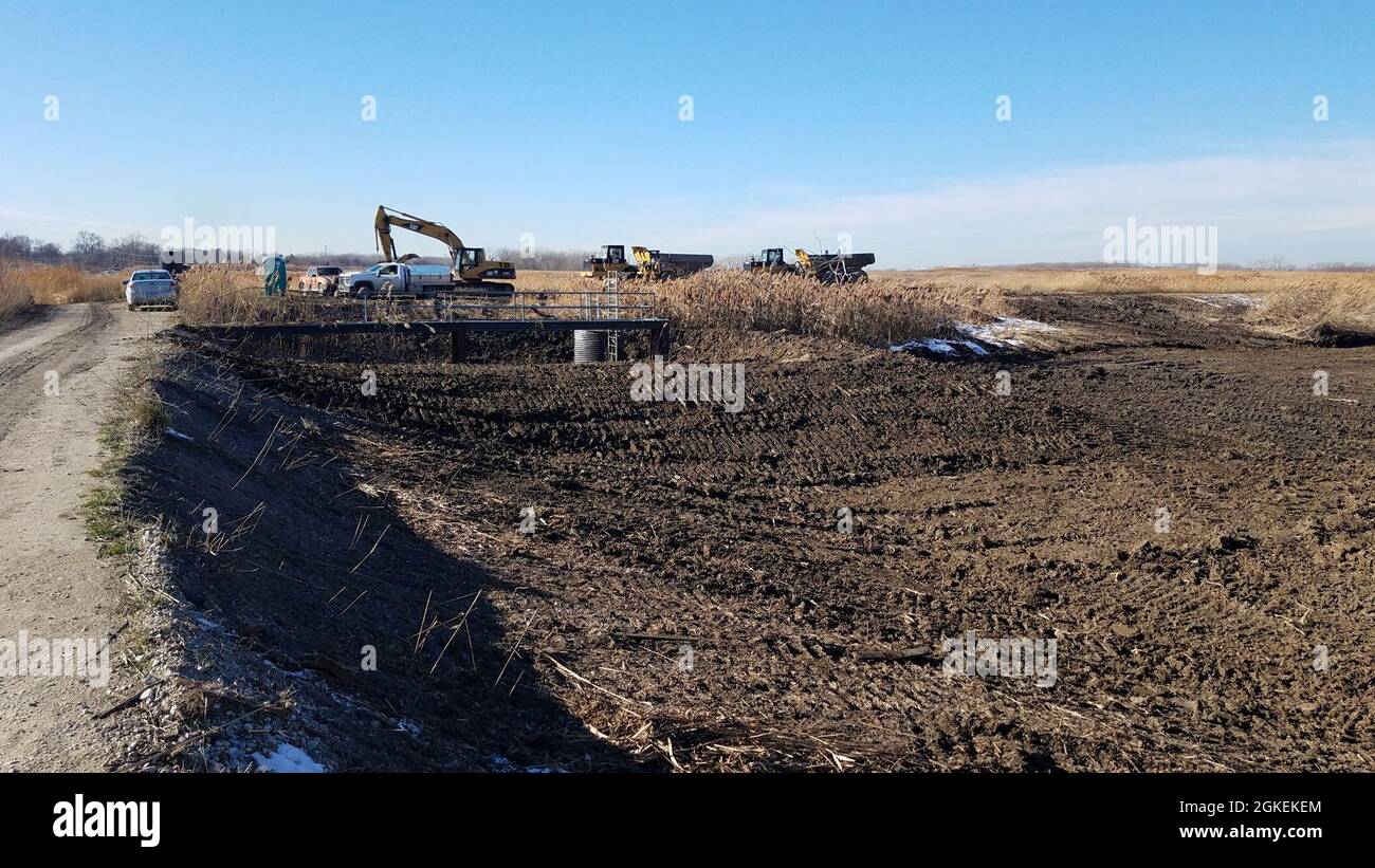 Das U.S. Army Corps of Engineers Buffalo District, in Zusammenarbeit mit der US Environmental Protection Agency, beginnt mit der Arbeit beim Baggern kontaminierter Sedimente in einem 7 Meilen langen Abschnitt des Otter Creek, der sich durch Toledo und Oregon, Ohio, erstreckt, bevor er am 31. März 2021 in die Maumee Bay fließt. Das besorgniserregende Gebiet von Maumee wurde von den Vereinigten Staaten und Kanada Mitte der 1980er Jahre als eines der am stärksten umweltbelastenden Gebiete der Großen Seen identifiziert. Sediment in den unteren 1.7 Meilen von Otter Creek ist mit erhöhten Konzentrationen von polyzyklischen aromatischen Kohlenwasserstoffen und organischen Stoffen aus dem Dieselbereich kontaminiert. D Stockfoto