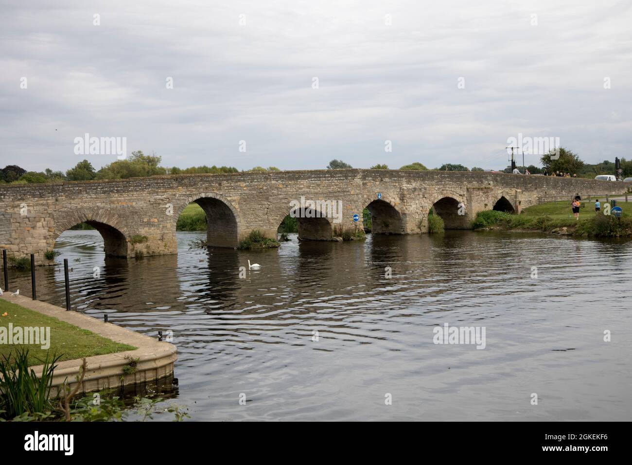 River Bridge der Klasse 1 mit acht Bögen über dem Fluss Avon in Bidford-on-Avon, die im 15. Jahrhundert erbaut wurde. Im Jahr 1644 zerstörten Anhänger von Karl I. die Stockfoto