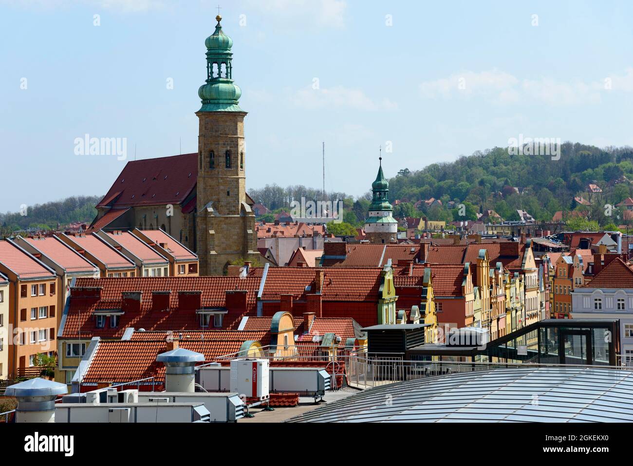 Blick vom Aussichtsturm auf die St. Erasmus Kirche, den Burgtor Turm, Jelinia Gora, Niederschlesien, Riesengebirge, Polen Stockfoto