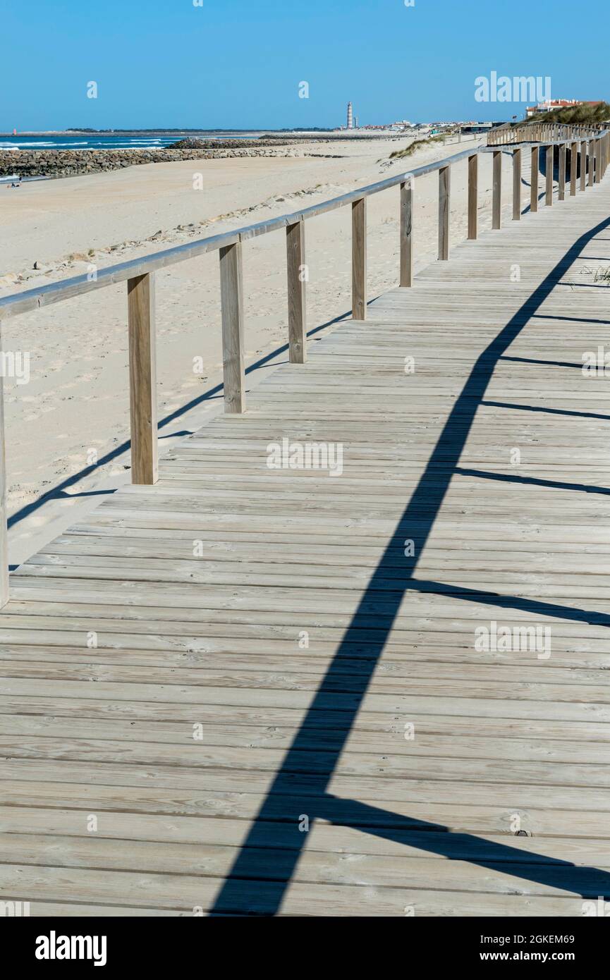 Holzsteg am Strand Costa Nova, Aveiro, Venedig von Portugal, Beira Littoral, Portugal Stockfoto