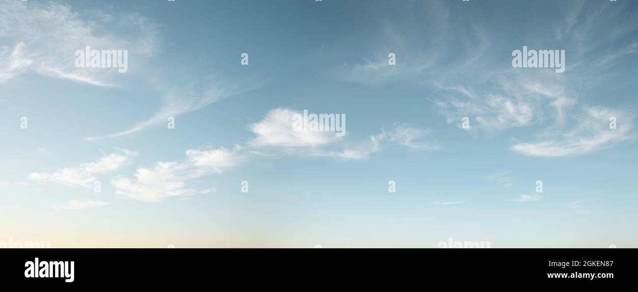 Panorama des blauen Himmels mit wispigen Wolken Stockfoto