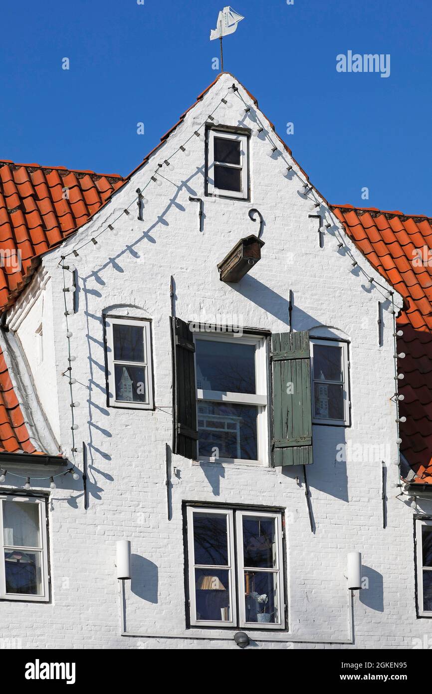 Giebel, historisches Haus aus dem Jahr 1797, heute Hotel Restaurant Godewind, Tönning, Nordfriesland, Schleswig-Holstein, Deutschland Stockfoto
