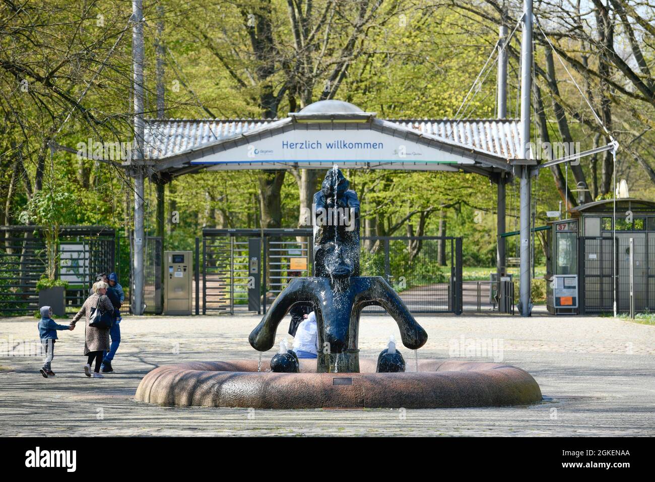 Brunnen, Eingang Buckower Damm, Britzer Garten, Britz, Neukölln, Berlin