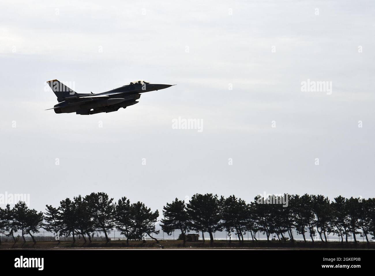 LT. General Scott Pleus, Kommandant der 7. Luftwaffe, hebt in einer F-16 Kampffalke auf dem Kunstan Air Base, Republik Korea, 1. April 2021 ab. Während seines Besuches hielt Pleus eine Mentoringsitzung mit den Offizieren der Firma Kunsan ab, besichtigte die O’Malley Dining Facility, besuchte die Kampfflugzeuge und vieles mehr. Stockfoto