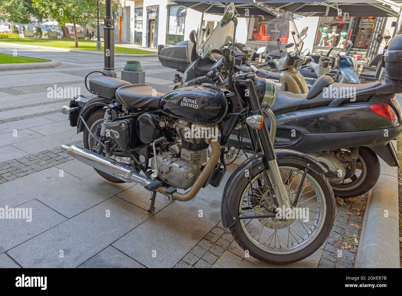 Belgrad, Serbien - 08. August 2021: Indische Royal Enfield Classic Style Motorrad geparkt an der Straße. Stockfoto