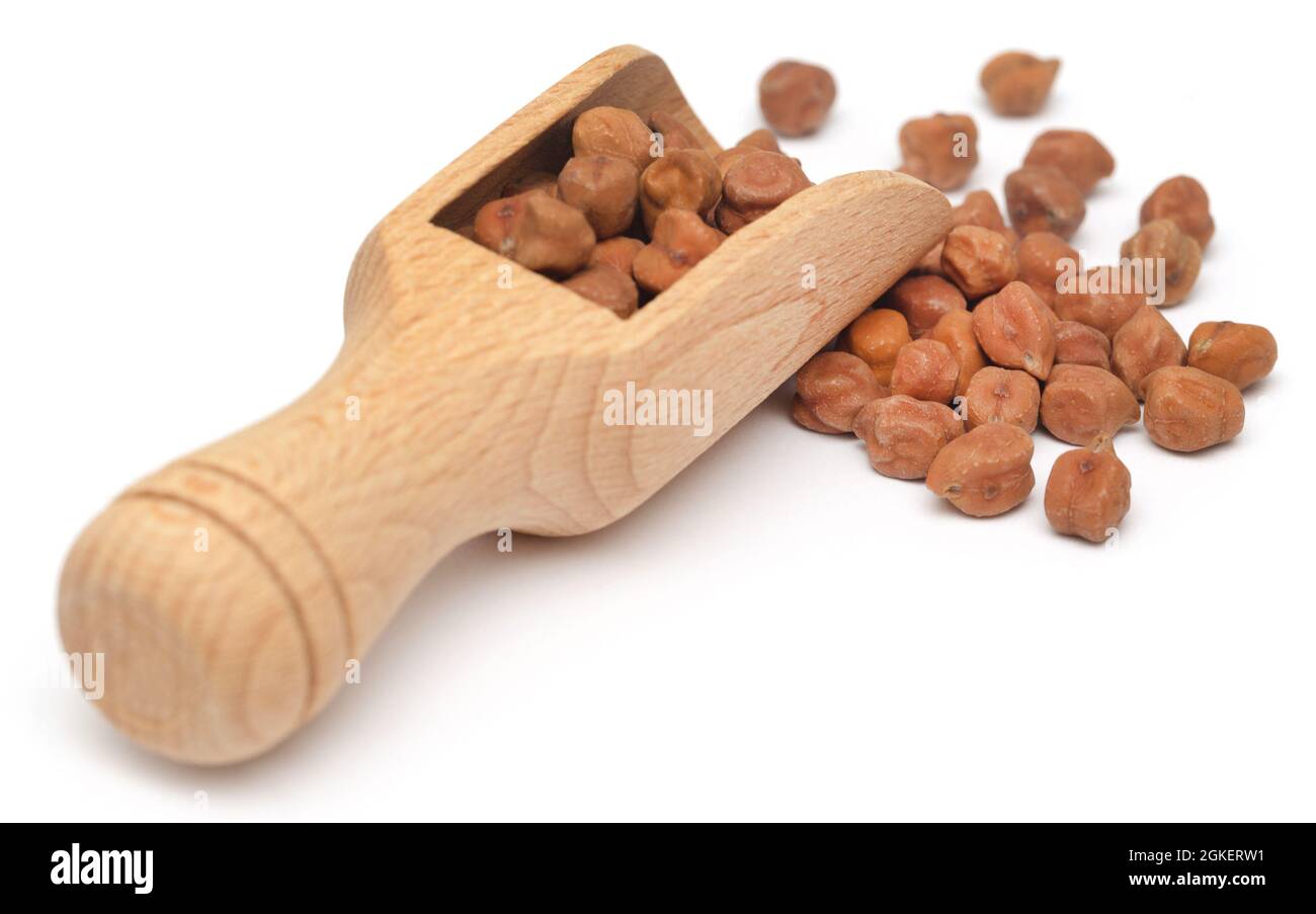 Rohe Chickpea in einer Schaufel auf weißem Hintergrund Stockfoto