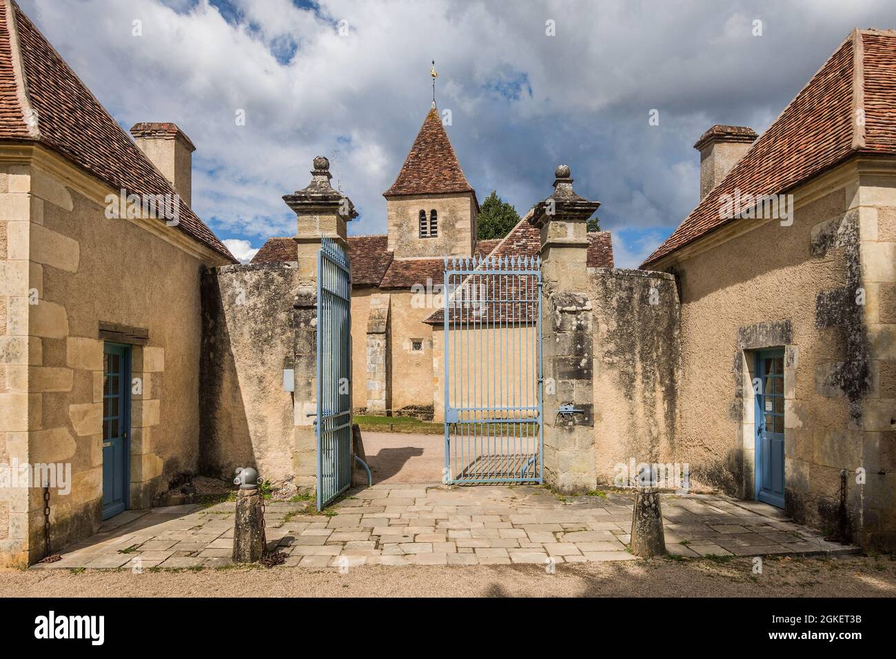 Romanische Kirche von Sainte-Anne de Nohant im Dorf Nohant, Indre (36), Frankreich, Heimat des berühmten französischen Schriftstellers George Sand. Stockfoto