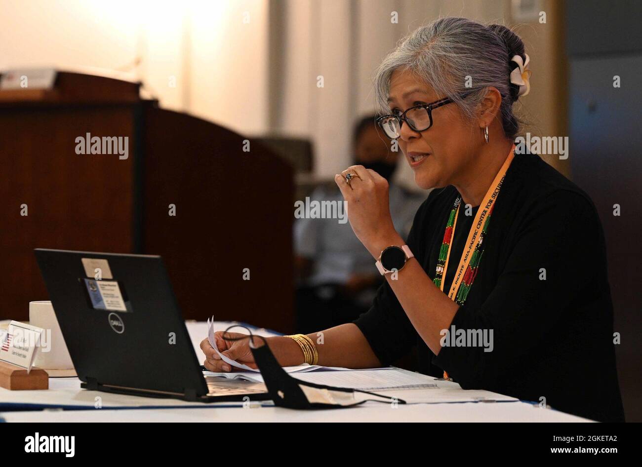 Dr. Miemie Byrd, Professorin vom Daniel K. Inouye Asia Pacific Center for Security Studies, hält als Gastredner eine Video-Telekonferenz während des ersten Women’s, Peace, and Security Symposiums der Pacific Air Forces, das vom Joint Base Pearl Harbor-Hickam, Hawaii, 1. April 2021 veranstaltet wurde. Das Symposium wurde abgehalten, um die Ziele des US-Verteidigungsministeriums zu erreichen, um beispielhaft für die bedeutsame Beteiligung von Frauen an der Entwicklung, dem Management und der Beschäftigung der Joint Force zu veranschaulichen. Stockfoto