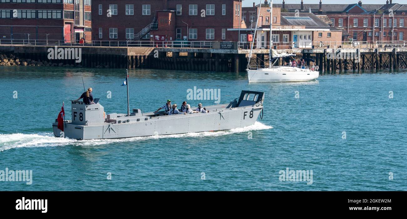 Portsmouth, England, Großbritannien. 2021. Foxtrot Eight ein Landungsschiff, das in den Falklands diente und mit Passagieren an Bord in Portsmout aufbewahrt wurde Stockfoto