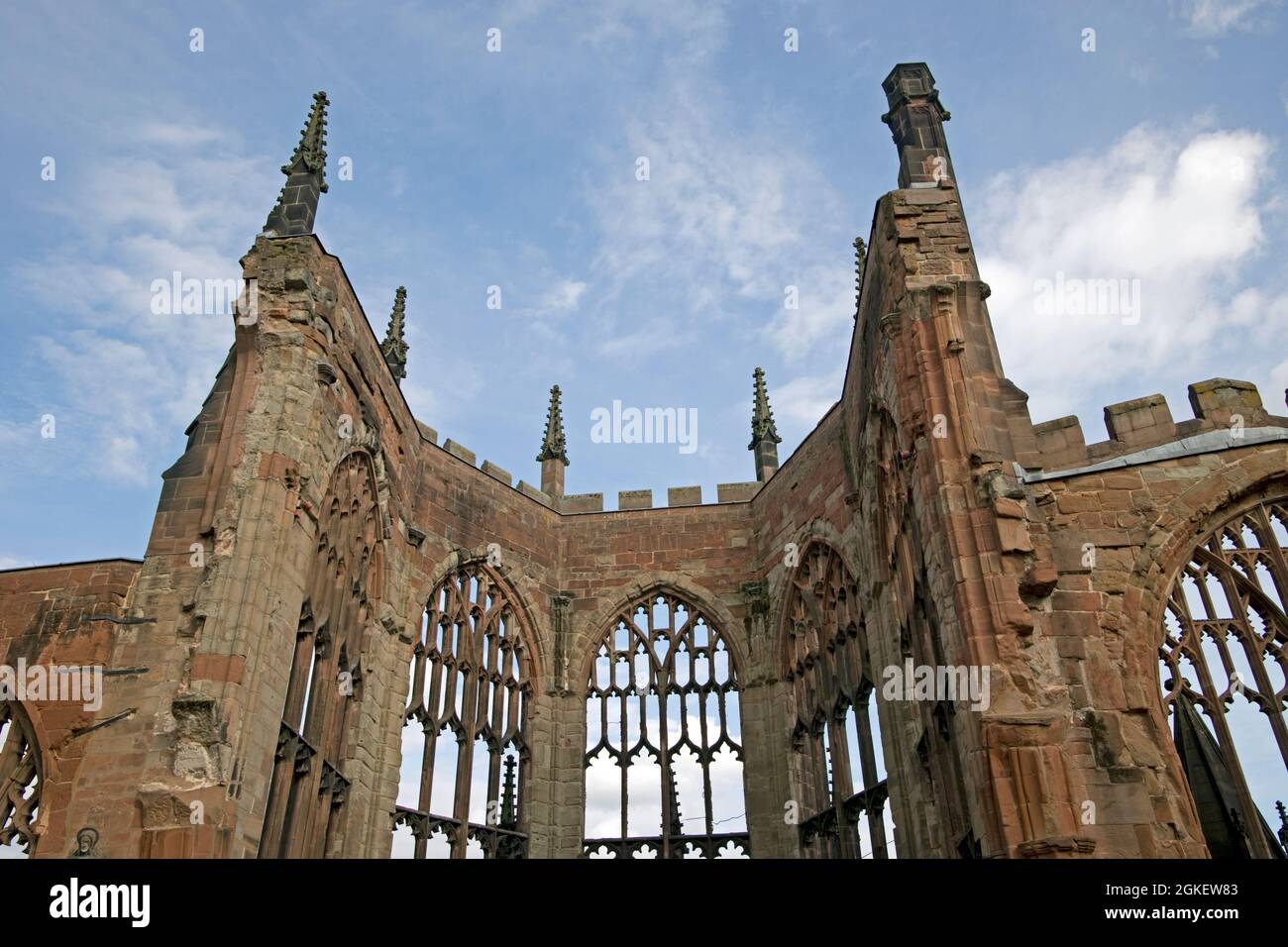 Ruinen der Sandsteinmauern der Coventry Cathedral, die während des Weltkrieges 2 von Brandbomben entkuttet wurden. Stockfoto