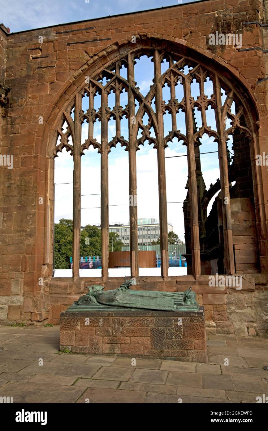 Bildnis und Grab von Huyshe Yeatman-Biggs, dem ersten Bischof von Coventry, mit Ruinen von Sandsteinfenstern in der Kathedrale von Coventry, die von Brandbomben entkuttet wurden Stockfoto