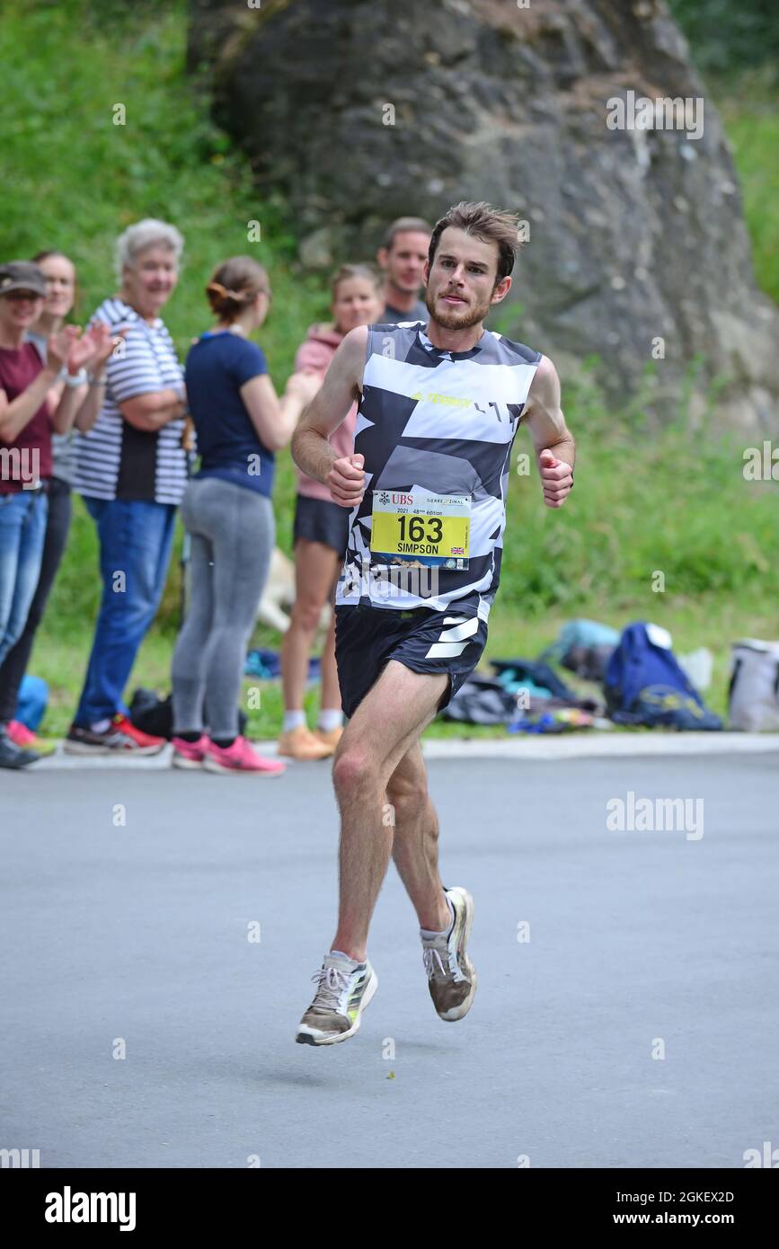Zinal, SCHWEIZ - 7. AUGUST: Robbie SIMPSON (GB) Zweiter bei der Sierre-Zinal Weltmeisterschaft Trailrennen: 7. August 2021 in Zinal, Schweiz Stockfoto