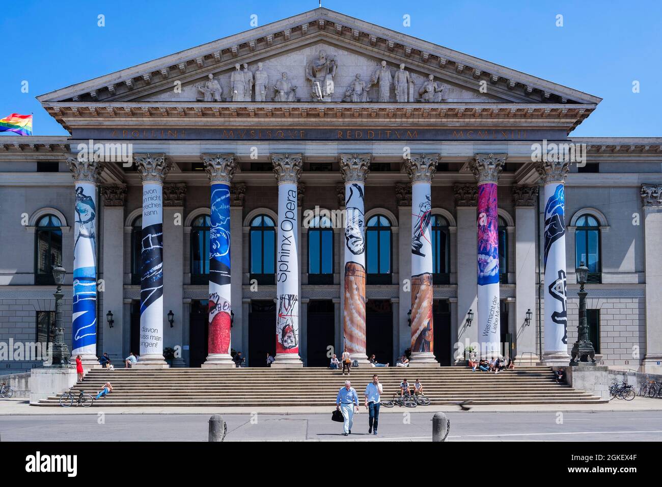 Oper, Nationaltheater mit bunten Säulen und Regenbogenflagge, München, Oberbayern, Bayern, Deutschland Stockfoto