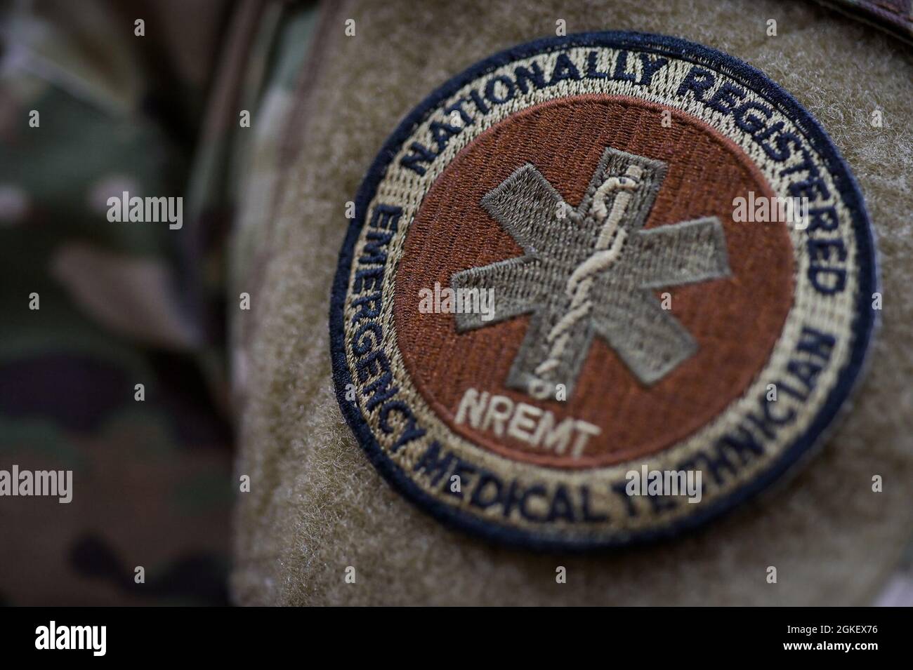 Das Patch des Notfallmanagementtechnikers liegt auf dem Arm des US-Luftwaffenstabes Sgt. Victoria Goluszka, 182. Medizinische Gruppe, Luft- und Raumfahrttechnikerin an der Byron High School, Byron, Illinois, 1. April 2021. Goluszka dient derzeit in der Illinois National Guard zur Verabreichung von COVID-19-Impfungen an Bewohner von Illinois. Stockfoto