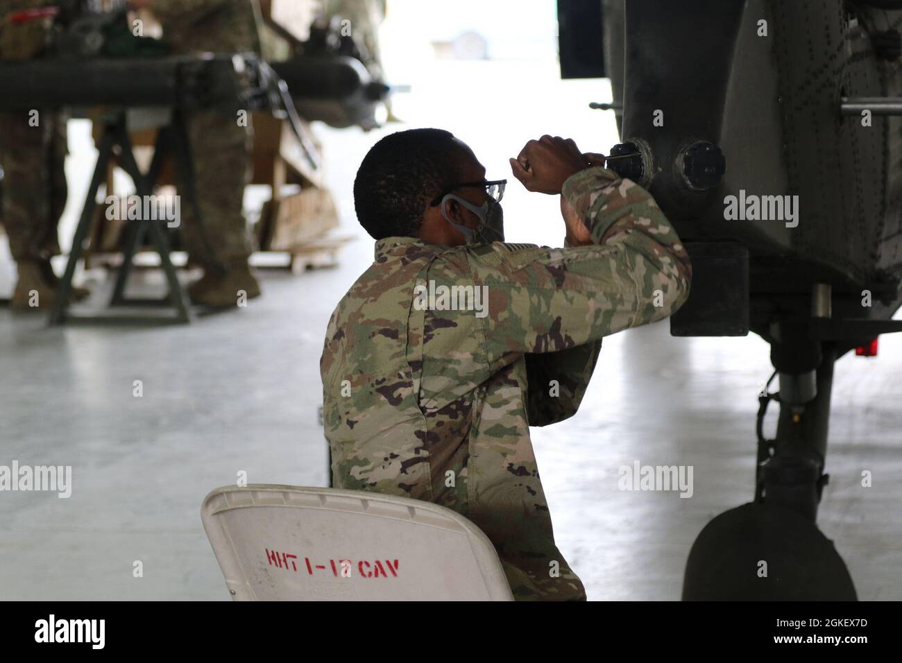 US-Soldaten mit Delta Company, 2-104. General Support Aviation Bataillon, 28th Expeditionary Combat Aviation Brigade führen Wartungsarbeiten durch und bieten Upgrades auf einem UH-60 Black Hawk Hubschrauber auf einem Flugplatz im 28. ECAB Einsatzgebiet im Nahen Osten an. Stockfoto