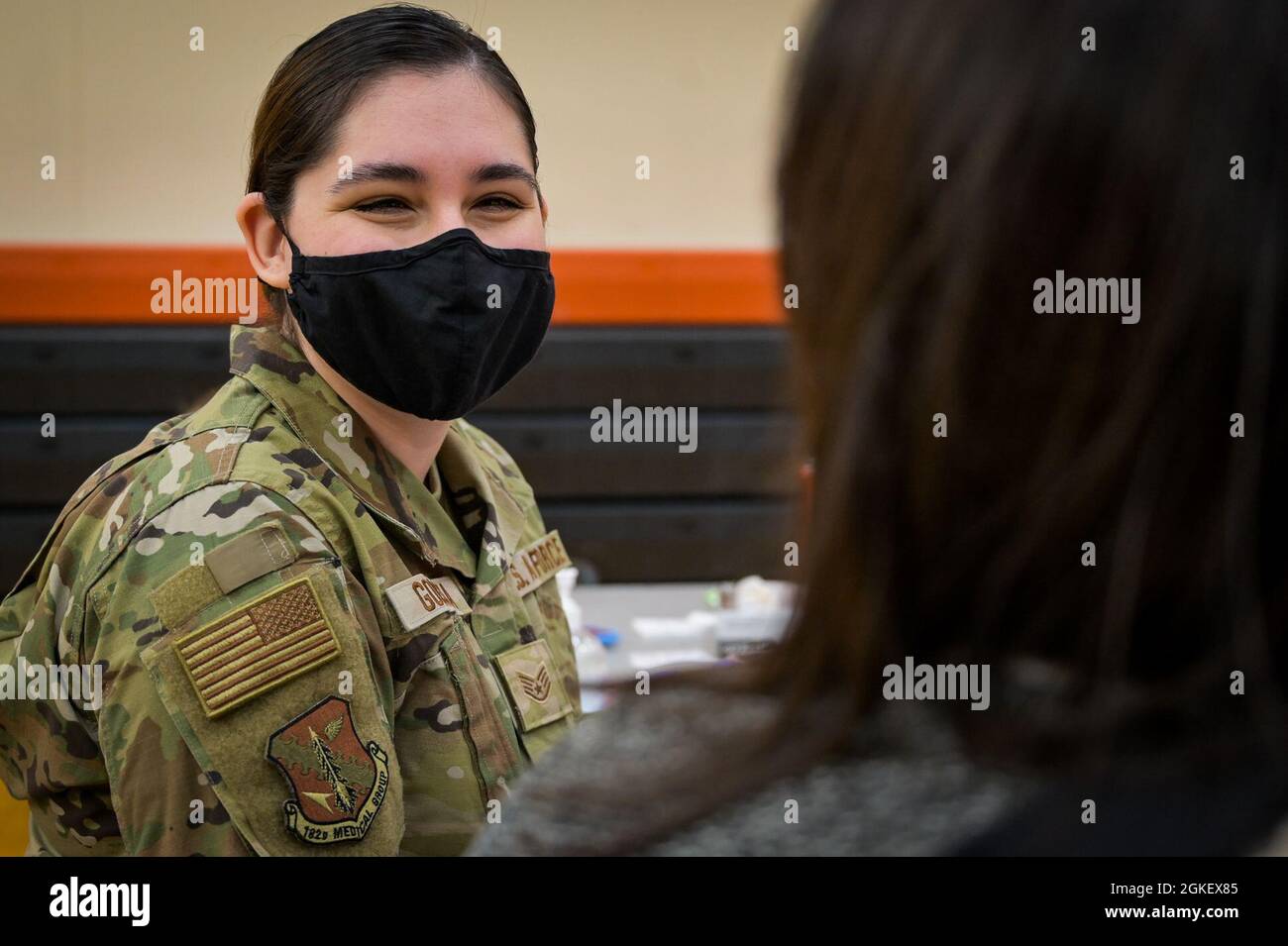 US Air Force Staff Sgt. Victoria Goluszka, 182. Medizinische Gruppe, Luft- und Raumfahrtmedizinerin, spricht mit einem Patienten an der Byron High School, Byron, Illinois, 1. April 2021. Goluszka dient derzeit in der Illinois National Guard zur Verabreichung von COVID-19-Impfungen an Bewohner von Illinois. Stockfoto