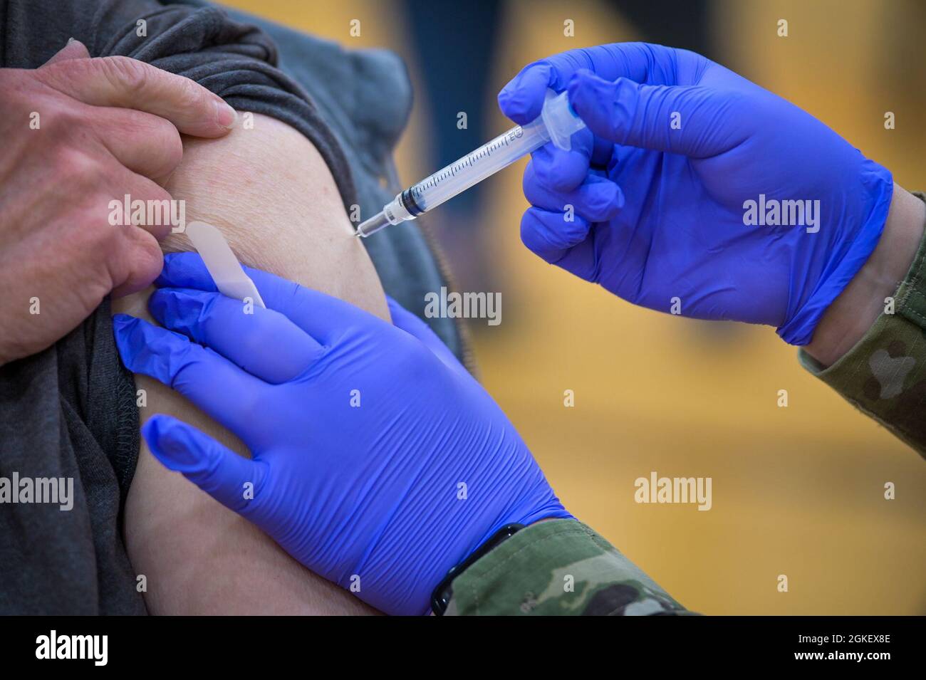 US Air Force Staff Sgt. Victoria Goluszka, 182. Medizinische Gruppe, Luft- und Raumfahrtmedizinerin, verwaltet Impfstoffe an der Byron High School, Byron, Illinois, 1. April 2021. Goluszka dient derzeit in der Illinois National Guard zur Verabreichung von COVID-19-Impfungen an Bewohner von Illinois. Stockfoto