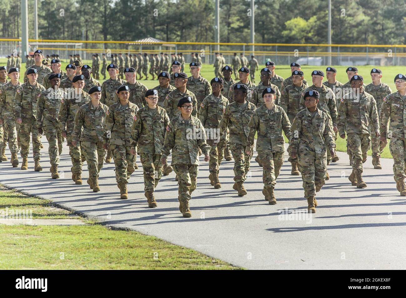 Soldaten mit dem 1. Bataillon und dem 61. Infanterie-Regiment nehmen am 2. April an einer Abschlusszeremonie zum Basic Combat Training im Hilton Field von Fort Jackson Teil. Im März 2020 wurde die persönliche Abschlussfeier abgebrochen, aber im April 22 werden die begrenzten persönlichen Abschlussarbeiten wieder aufgenommen, die Teil eines Pilotprogramms sind, an dem eine begrenzte Anzahl von Familienmitgliedern teilnehmen kann. Stockfoto