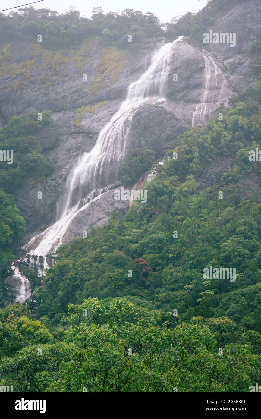 Spektakulärer Wasserfall zwischen tropischen feuchten Bergwäldern (Hylea). Sri Lanka Natur, Zentralplateau Stockfoto