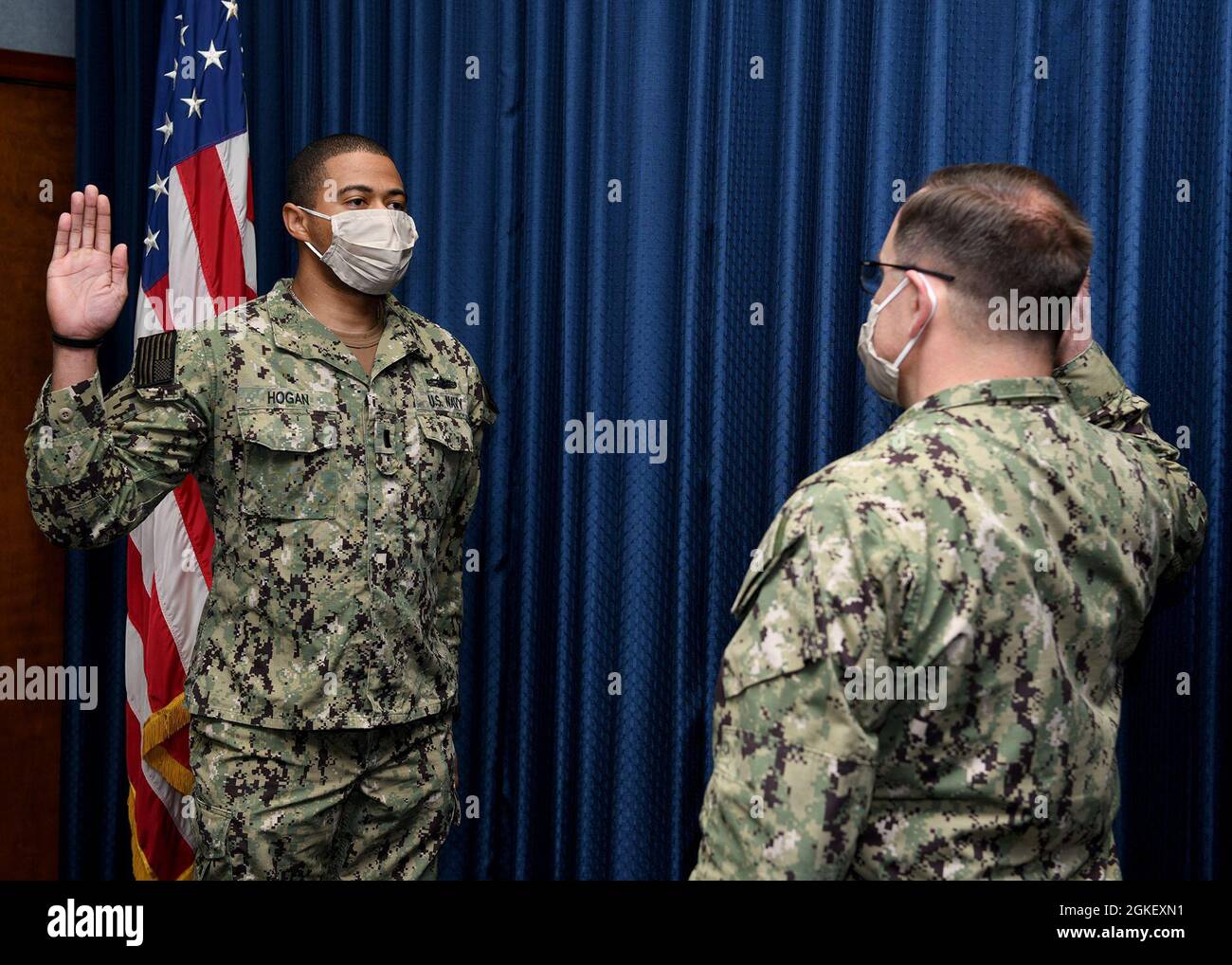 210402-N-PX557-0007 MECHANICSBURG, Pa. Pril 2, 2021) Capt. Gene Cash (rechts), Kommandant, Naval Supply Systems Command Stockfoto