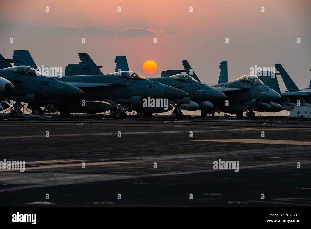 210402-N-MY760-1070 SUEZKANAL (2. April 2021) der Flugzeugträger USS Dwight D. Eisenhower (CVN 69) durchfliegt den Suezkanal, 2. April. Die Eisenhower Carrier Strike Group wird im Einsatzgebiet der 5. US-Flotte eingesetzt, um Marineinteroperationen zu unterstützen, um die maritime Stabilität und Sicherheit in der Zentralregion zu gewährleisten und das Mittelmeer und den Pazifik durch den westlichen Indischen Ozean und drei strategische Engpässe zu verbinden. Stockfoto