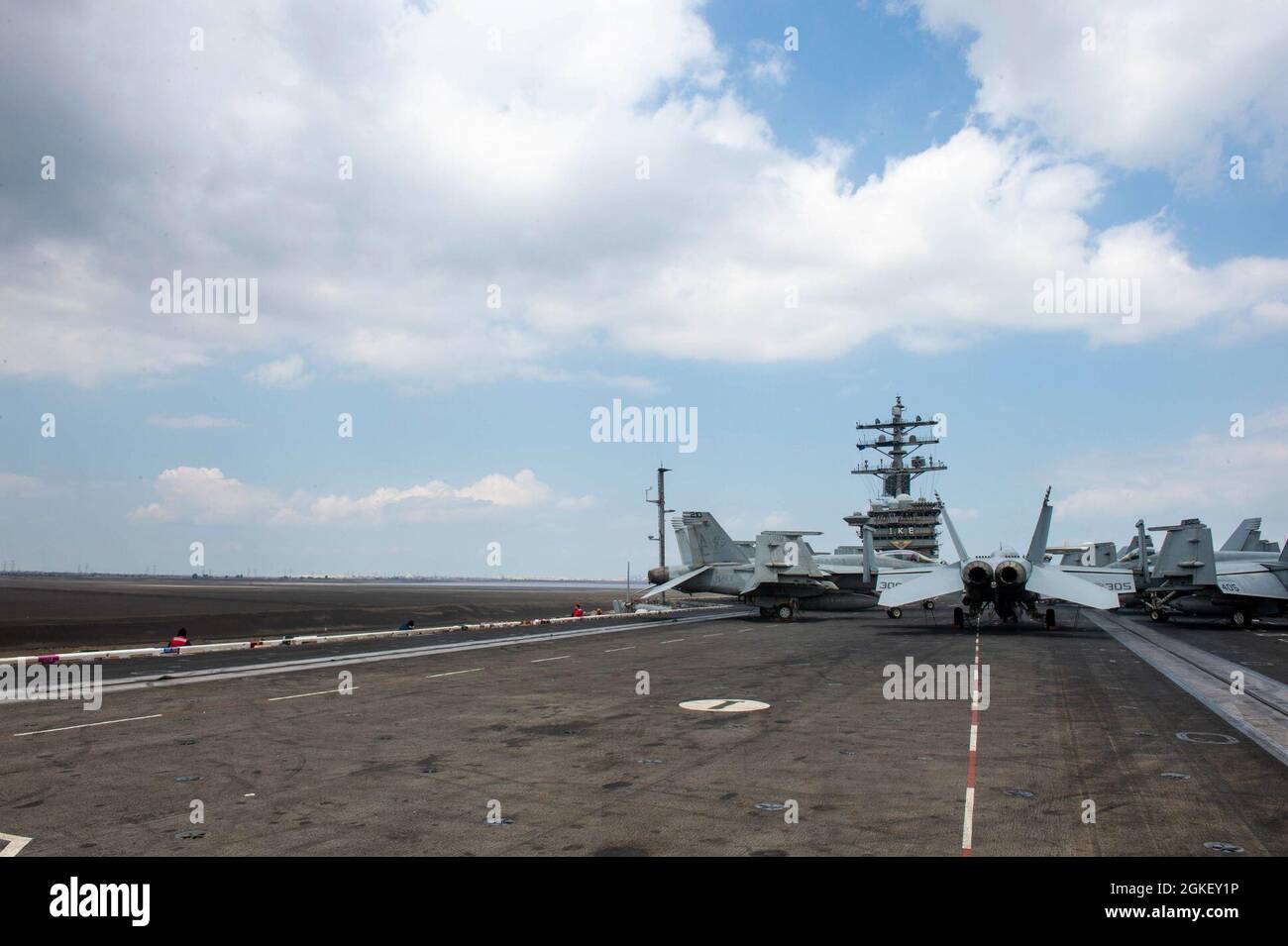 210402-N-OC881-1043 SUEZKANAL (2. April 2021) der Flugzeugträger USS Dwight D. Eisenhower (CVN 69) durchfliegt den Suezkanal, 2. April. Die Eisenhower Carrier Strike Group wird im Einsatzgebiet der 5. US-Flotte eingesetzt, um Marineinteroperationen zu unterstützen, um die maritime Stabilität und Sicherheit in der Zentralregion zu gewährleisten und das Mittelmeer und den Pazifik durch den westlichen Indischen Ozean und drei strategische Engpässe zu verbinden. Stockfoto