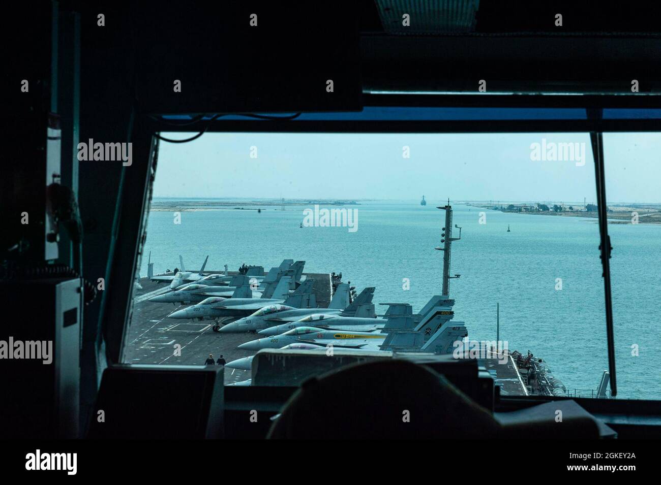 210402-N-GG032-1114 SUEZKANAL (2. April 2021) der Flugzeugträger USS Dwight D. Eisenhower (CVN 69) durchfliegt den Suezkanal, 2. April. Die Eisenhower Carrier Strike Group wird im Einsatzgebiet der 5. US-Flotte eingesetzt, um Marineinteroperationen zu unterstützen, um die maritime Stabilität und Sicherheit in der Zentralregion zu gewährleisten und das Mittelmeer und den Pazifik durch den westlichen Indischen Ozean und drei strategische Engpässe zu verbinden. Stockfoto