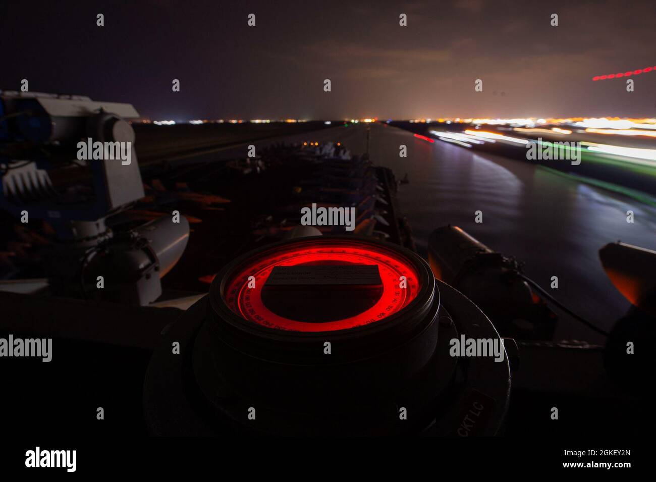 210402-N-DV626-1045 SUEZKANAL (2. April 2021) der Flugzeugträger USS Dwight D. Eisenhower (CVN 69) durchfliegt den Suezkanal, 2. April. Die Eisenhower Carrier Strike Group wird im Einsatzgebiet der 5. US-Flotte eingesetzt, um Marineinteroperationen zu unterstützen, um die maritime Stabilität und Sicherheit in der Zentralregion zu gewährleisten und das Mittelmeer und den Pazifik durch den westlichen Indischen Ozean und drei strategische Engpässe zu verbinden. Stockfoto