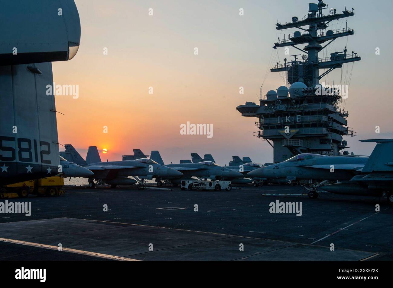 210402-N-MW930-1011 SUEZKANAL (2. April 2021) der Flugzeugträger USS Dwight D. Eisenhower (CVN 69) durchfliegt den Suezkanal, 2. April. Die Eisenhower Carrier Strike Group wird im Einsatzgebiet der 5. US-Flotte eingesetzt, um Marineinteroperationen zu unterstützen, um die maritime Stabilität und Sicherheit in der Zentralregion zu gewährleisten und das Mittelmeer und den Pazifik durch den westlichen Indischen Ozean und drei strategische Engpässe zu verbinden. Stockfoto