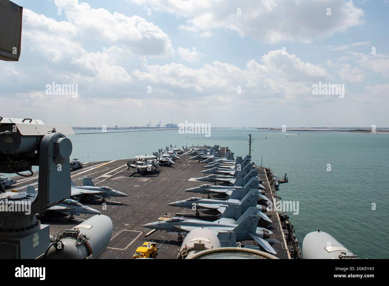 210402-N-MD713-1058 SUEZKANAL (2. April 2021) der Flugzeugträger USS Dwight D. Eisenhower (CVN 69) durchfliegt den Suezkanal, 2. April. Die Eisenhower Carrier Strike Group wird im Einsatzgebiet der 5. US-Flotte eingesetzt, um Marineinteroperationen zu unterstützen, um die maritime Stabilität und Sicherheit in der Zentralregion zu gewährleisten und das Mittelmeer und den Pazifik durch den westlichen Indischen Ozean und drei strategische Engpässe zu verbinden. Stockfoto