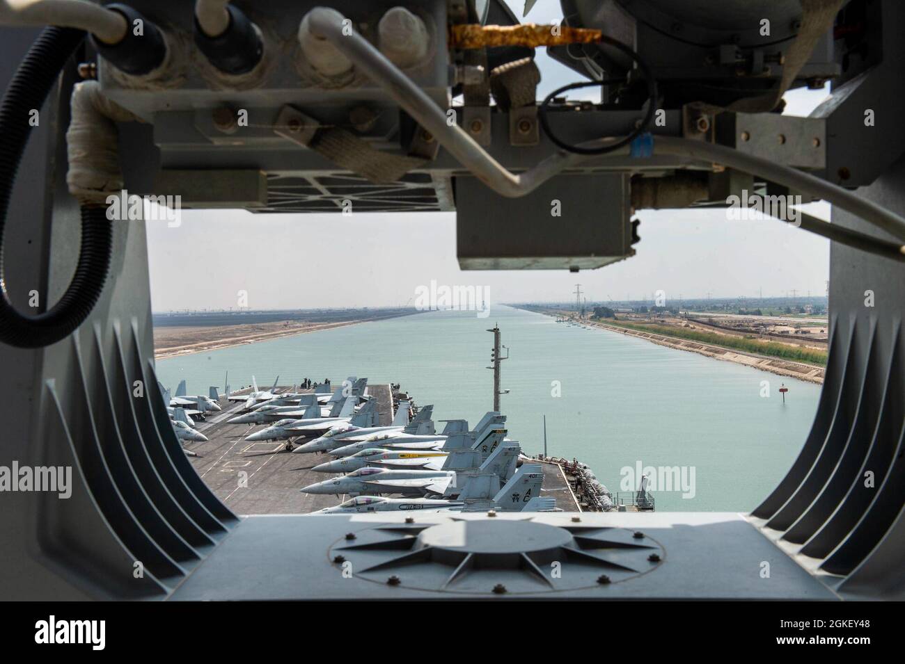 210402-N-MD713-2012 SUEZKANAL (2. April 2021) der Flugzeugträger USS Dwight D. Eisenhower (CVN 69) durchfliegt den Suezkanal, 2. April. Die Eisenhower Carrier Strike Group wird im Einsatzgebiet der 5. US-Flotte eingesetzt, um Marineinteroperationen zu unterstützen, um die maritime Stabilität und Sicherheit in der Zentralregion zu gewährleisten und das Mittelmeer und den Pazifik durch den westlichen Indischen Ozean und drei strategische Engpässe zu verbinden. Stockfoto